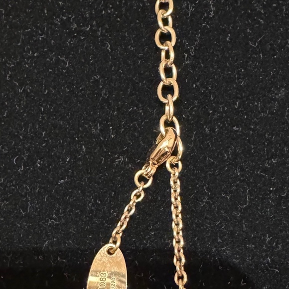LOUIS VUITTON - Essential V Necklace - Picture 3 of 5